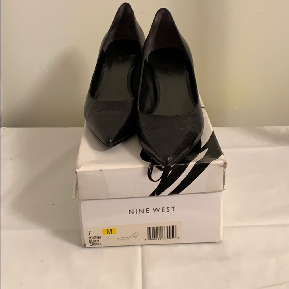 Black pumps